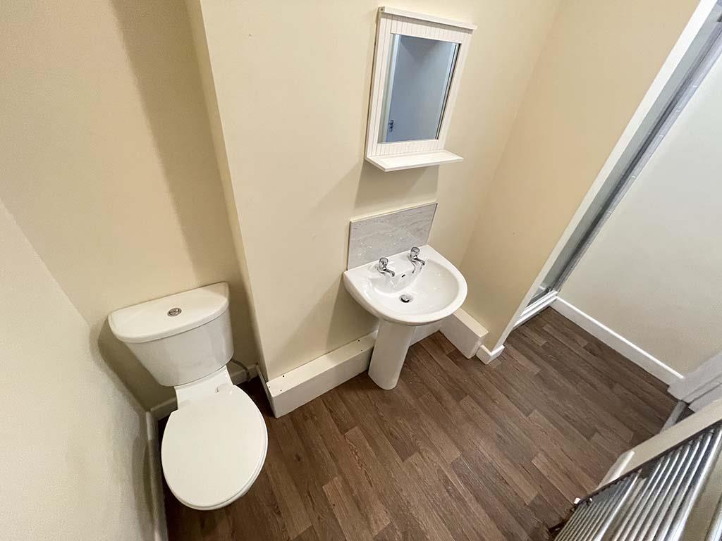 2 bedroom flat To Let in Barnoldswick - Shower Room